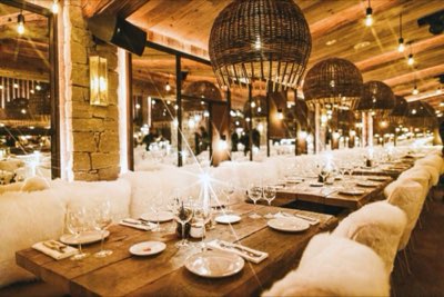 The dining room of Le Chabichou, set for dinner