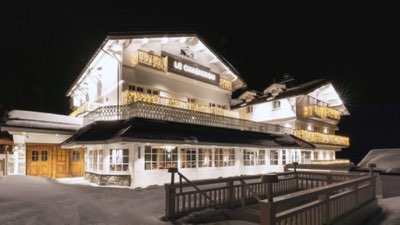 Le Chabichou lit up at night